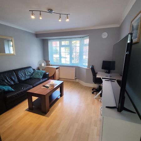 2 Bed Flat Near Station With Parking&Comgarden Apartment Sutton  Ngoại thất bức ảnh