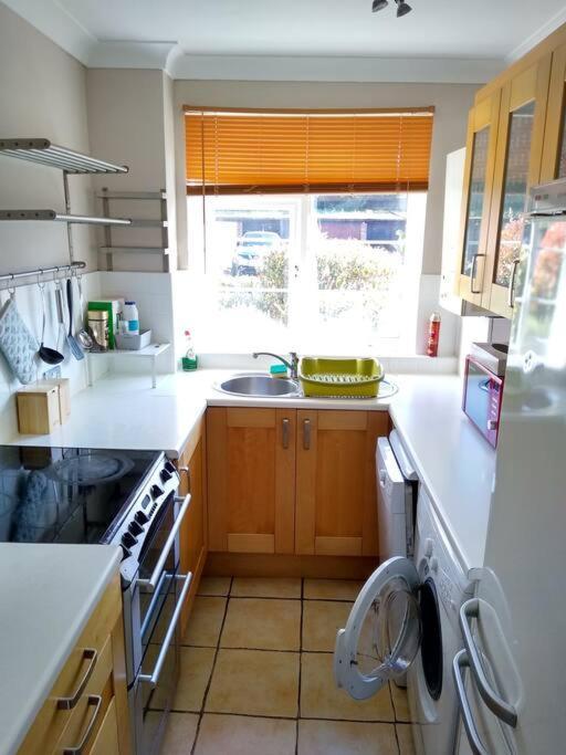 2 Bed Flat Near Station With Parking&Comgarden Apartment Sutton  Ngoại thất bức ảnh