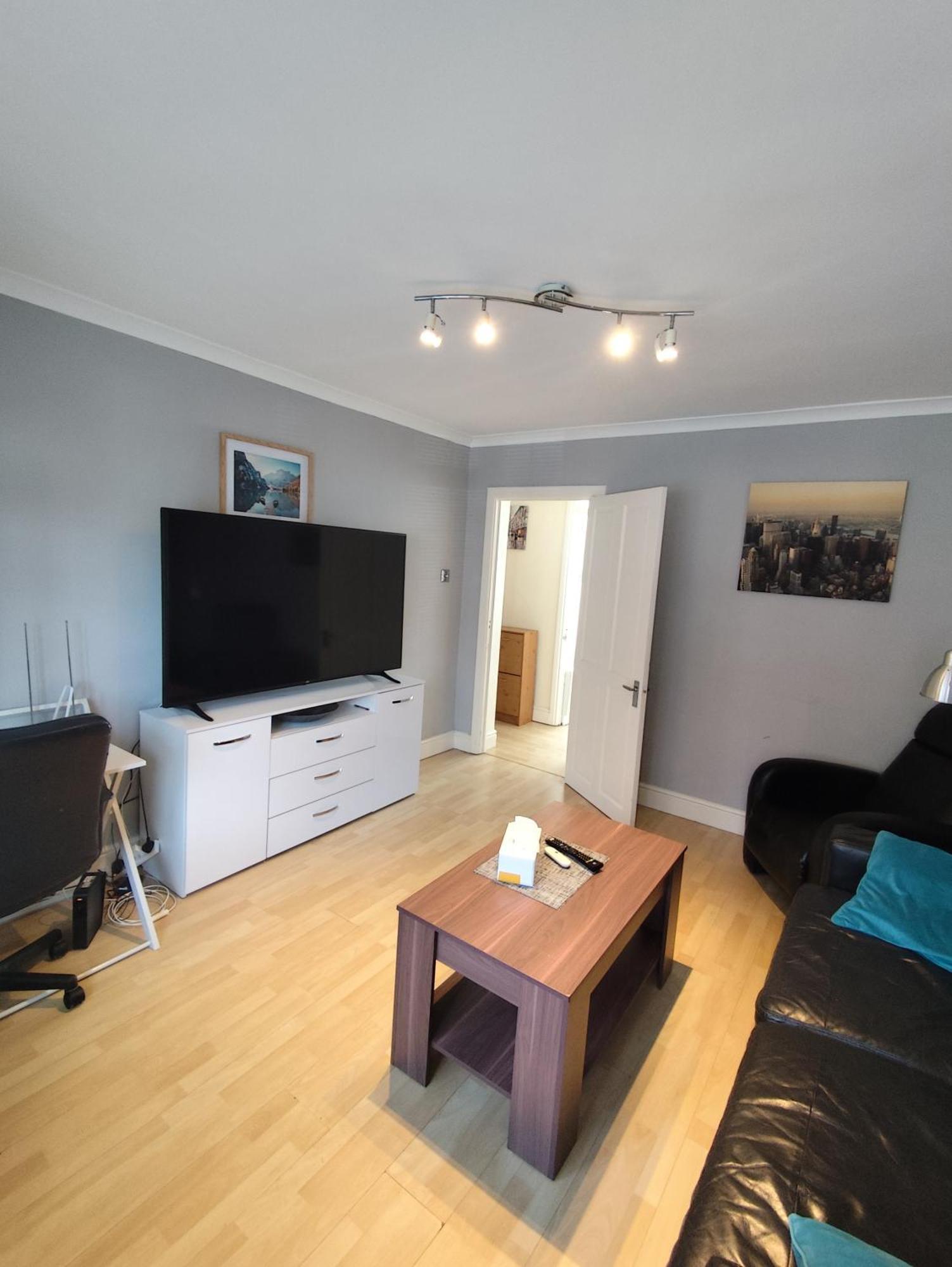 2 Bed Flat Near Station With Parking&Comgarden Apartment Sutton  Ngoại thất bức ảnh