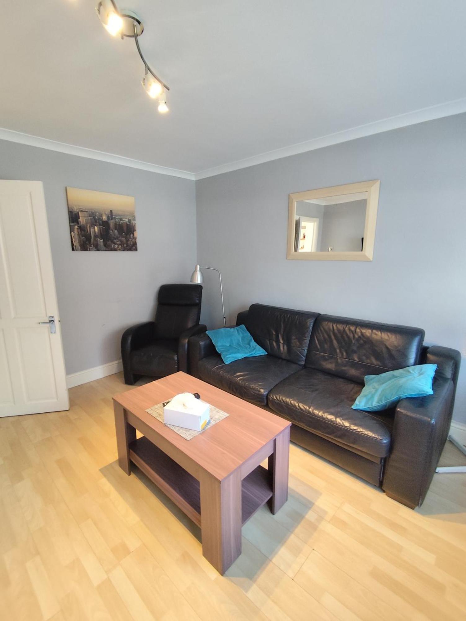 2 Bed Flat Near Station With Parking&Comgarden Apartment Sutton  Ngoại thất bức ảnh